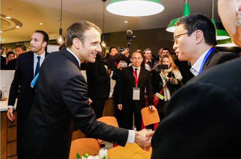 0025a.Spotlight Charles Bark HiNounou